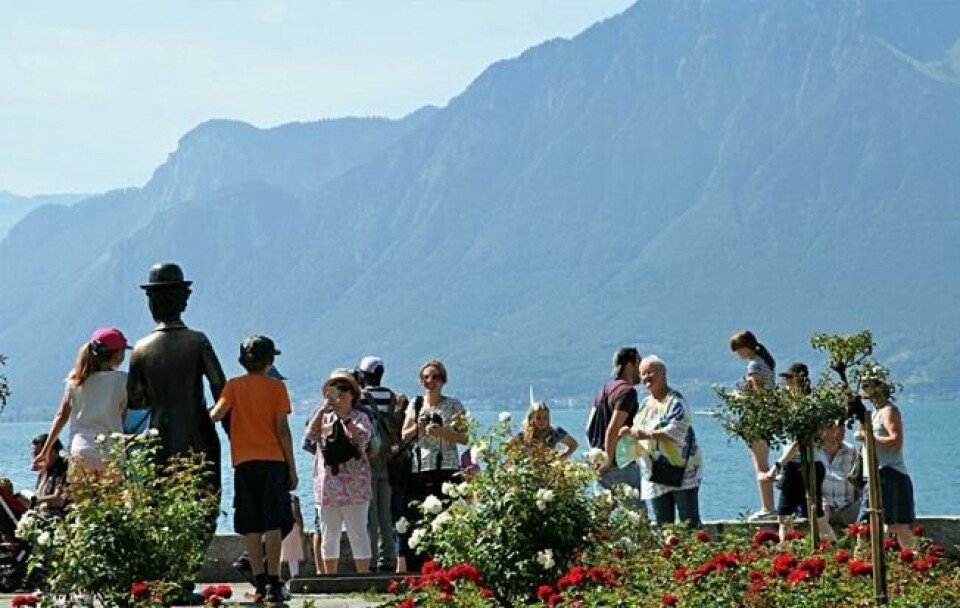 CHAPLINS BY: Charlie Chaplin levde lykkelige år ved Vevey. Statuen på strandpromenaden er populær blant turister. Eiendommen hans er nå museum. CHAPLINS BY: Charlie Chaplin levde lykkelige år ved Vevey. Statuen på strandpromenaden er populær blant turister. Eiendommen hans er nå museum. Foto: Thomas Vermes / ABC Nyheter