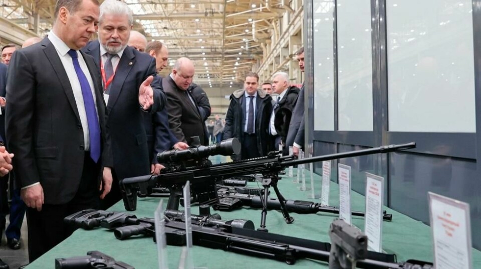 Viseformann i det russiske sikkerhetsrådet, Dimitrij Medvedev inspiserer russisk-produserte skytevåpen under et besøk til Kalasjnikov-fabrikken i Izhevsk i Russland.
