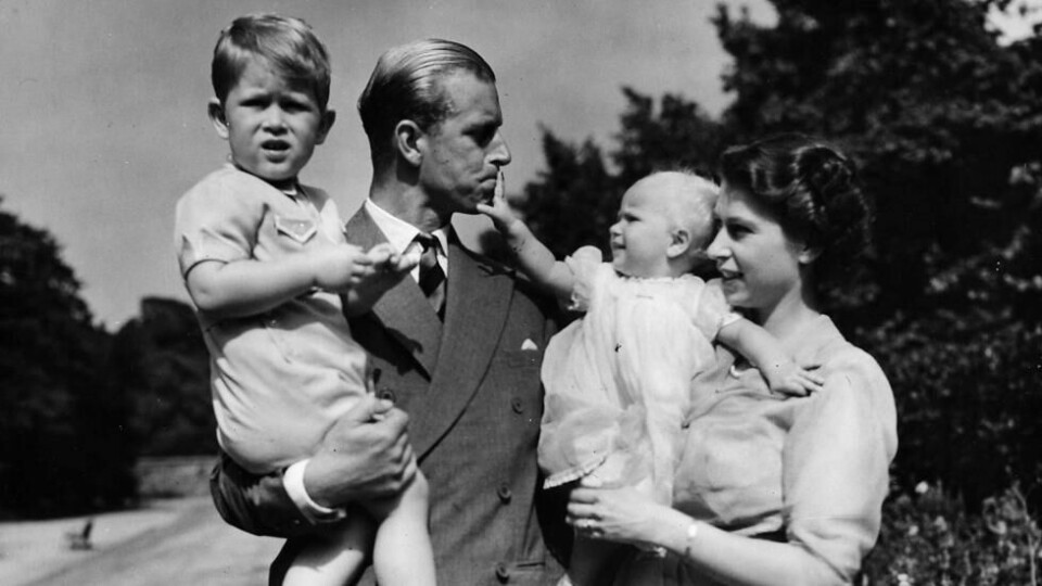Bildet fra 1951 viser unge prins Charles på armen til sin far prins Philip, mens prinsesse Anne, i armene til dronning Elizabeth, fanger pappas oppmerksomhet. Bildet fra 1951 viser unge prins Charles på armen til sin far prins Philip, mens prinsesse Anne, i armene til dronning Elizabeth, fanger pappas oppmerksomhet. Foto: Eddie Worth / AP/NTB