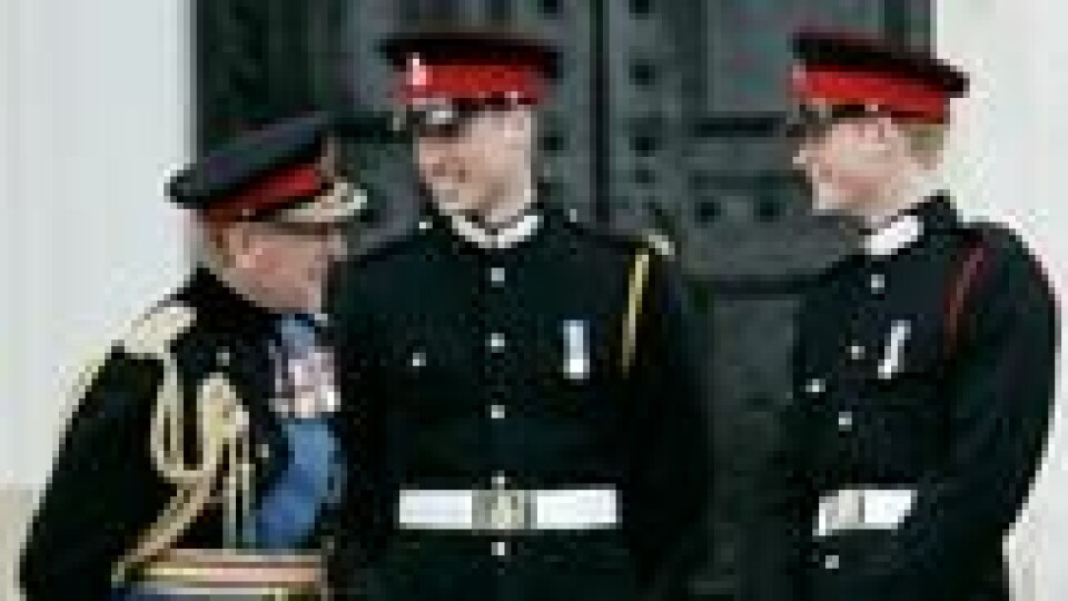 Prins Philip avbildet med sine barnebarn prins William og Harry i 2006. Prins Philip avbildet med sine barnebarn prins William og Harry i 2006. Foto: Lefteris Pitarakis / AP/NTB