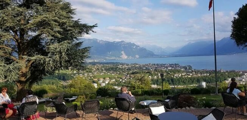 SVEITS-RIVIERAEN: Et glass lokal hvitvin med utsyn til kysten fra Montreux til Lausanne. SVEITS-RIVIERAEN: Et glass lokal hvitvin med utsyn til kysten fra Montreux til Lausanne. Foto: Thomas Vermes / ABC Nyheter