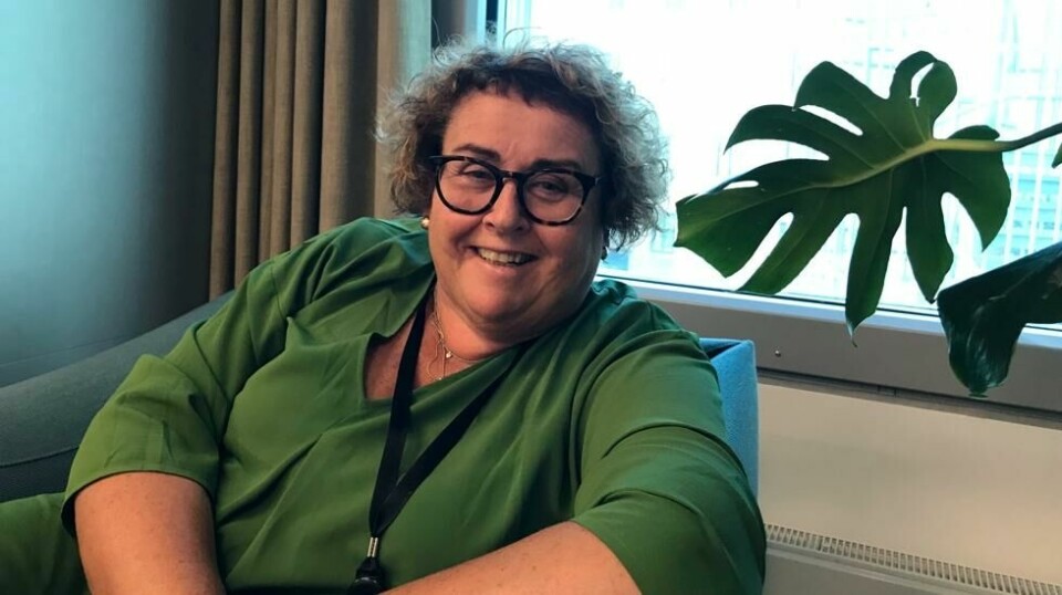 I nesten tomme kontorer i sommer sitter Olaug Bollestad (KrF) og planlegger corona-pressekonferanse, men tok seg en halvtime til å ta en prat med ABC Nyheter