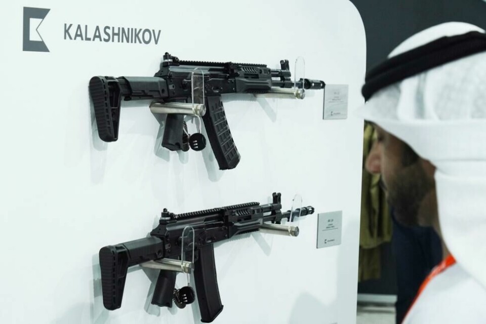 Russiske Kalasjnikov-rifler utstilt på den Internasjonale forsvarskonferansen i Abu Dhabi. Russiske Kalasjnikov-rifler utstilt på den Internasjonale forsvarskonferansen i Abu Dhabi. Foto: Jon Gambrell / AP / NTB