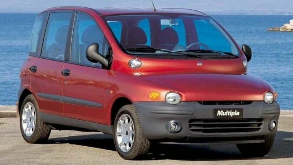 VARIGE MÉN: Dette er bilen Herman Flesvig er oppvokst med, en rød Fiat Multipla, som ifølge ham selv har gitt varige mén. VARIGE MÉN: Dette er bilen Herman Flesvig er oppvokst med, en rød Fiat Multipla, som ifølge ham selv har gitt varige mén.