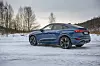 Blå Audi e-tron Sportback parkert på snødekt område om vinteren. Det lille du går glipp av lastekapasitet under den skrå bakluken får du igjen i mindre luftmotstand og et lekker ytre.