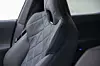Sportslig bilsete i skinn med quiltet mønster sett fra siden. BMW iX M70 xDrive har meget komfortable multikomfortseter som standard, her med ventilasjon i tillegg.