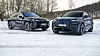 BMW og Nio elbiler parkert på snødekt underlag i vinterlandskap. Både BMW iX M70 og Audi SQ6 tar deg til fjells raskt og med stil, men de fremstår vidt forskjellige.