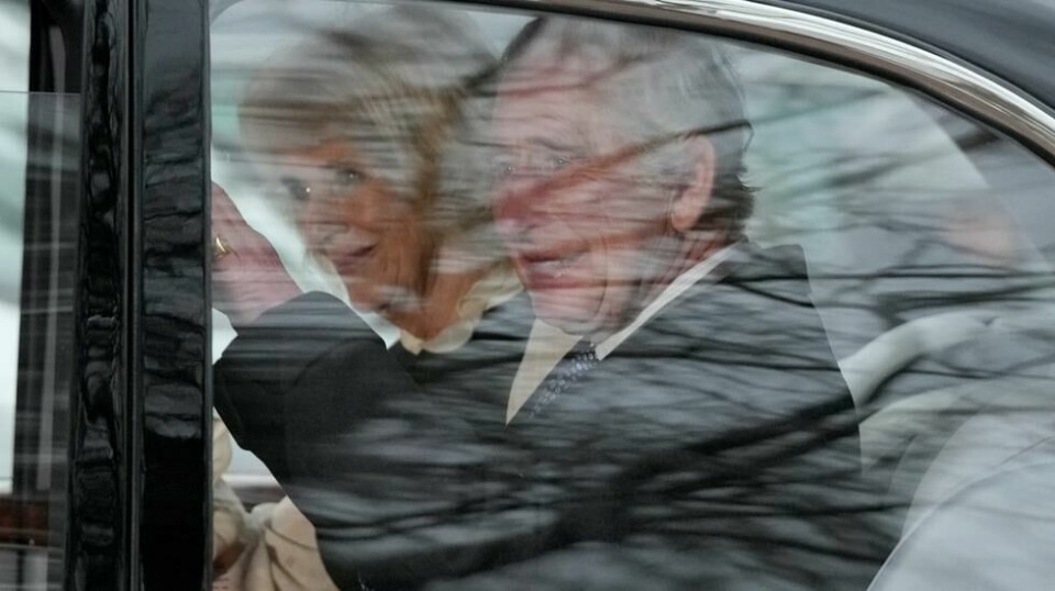 Kong Charles og dronning Camilla vinker i det bilen deres forlater Clarence House i London tirsdag denne uka, dagen etter at kongen kreftdiagnose ble kjent. Foto: Frank Augstein / AP / NTB