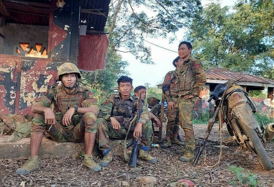 Medlemmer av Ta'ang nasjonale frigjøringshær har tatt over en militærbase fra myndighetene, i midten av oktober i år. Basen ligger i ved en strategisk viktig vei som binder Kina og Myanmar.