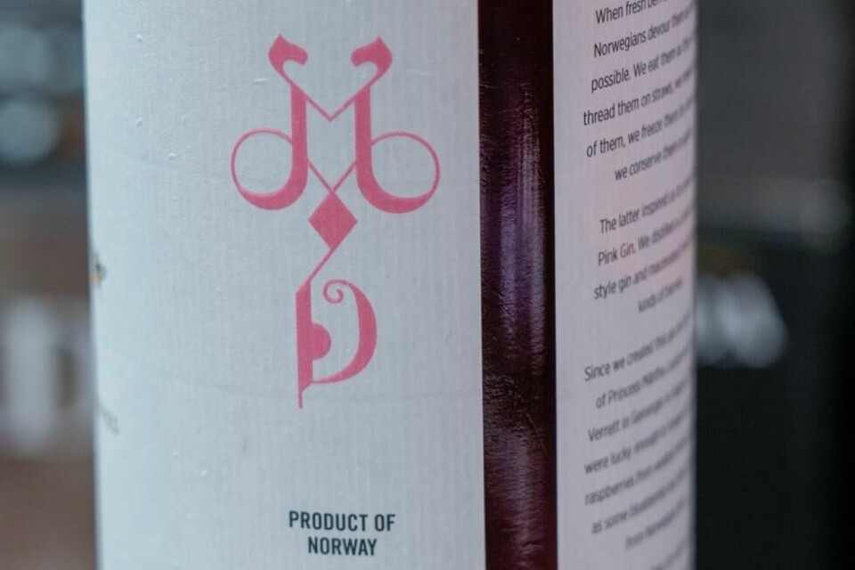 Monogrammet er på etiketten til ginen som er produsert til bryllupet til prinsesse Märtha Louise og Durek Verrett. Monogrammet er på etiketten til ginen som er produsert til bryllupet til prinsesse Märtha Louise og Durek Verrett. Foto: Terje Bendiksby / NTB