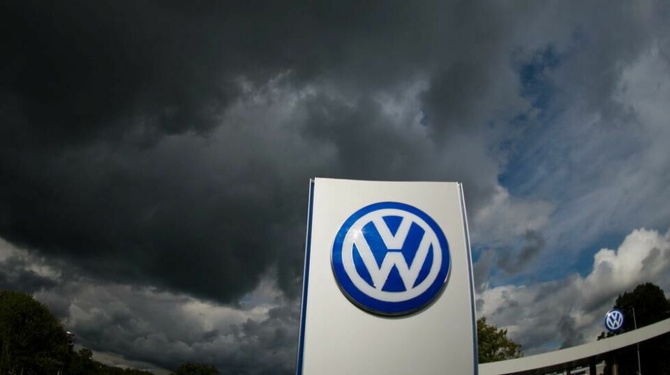 Volkswagen (VW) skal allerede ha inngått en avtale i USA om å betale milliarder etter at selskapet forsøkte å jukse med utslippsmålinger. Nå blir Oljefondet med på et søksmål i Tyskland. Foto: Julian Stratenschulte (EPA / NTB scanpix)