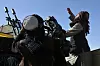 Taliban-soldater bemanner et luftvernvåpen og ser opp mot himmelen i grenseområde.