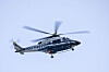 Politihelikopter AgustaWestland AW169 flyr på klar himmel.