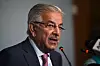Pakistans minister Khawaja Asif snakker i mikrofon under en pressekonferanse.