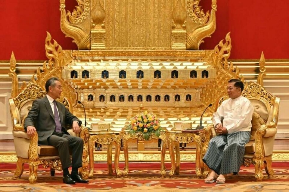 Myanmars leder siden militærkuppet i 2021, Min Aung Hlaing, til høyre, sammen med den kinesiske utenriksministeren Wang Yi, under et møte i Myanmar i år. Myanmars leder siden militærkuppet i 2021, Min Aung Hlaing, til høyre, sammen med den kinesiske utenriksministeren Wang Yi, under et møte i Myanmar i år. Foto: AP