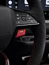RS-knapp og multifunksjonsratt med røde sømmer i bilinteriør. ed en egen RS-knapp på rattet kan du få det kjøreoppsettet du ønsker bare med et lite trykk.