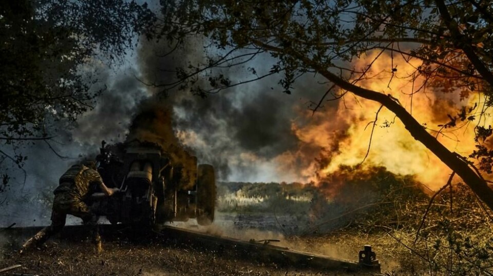 En D-30 kanon skyter mot russiske posisjoner ved fronten. Foto: AP/Libkos/Arkiv