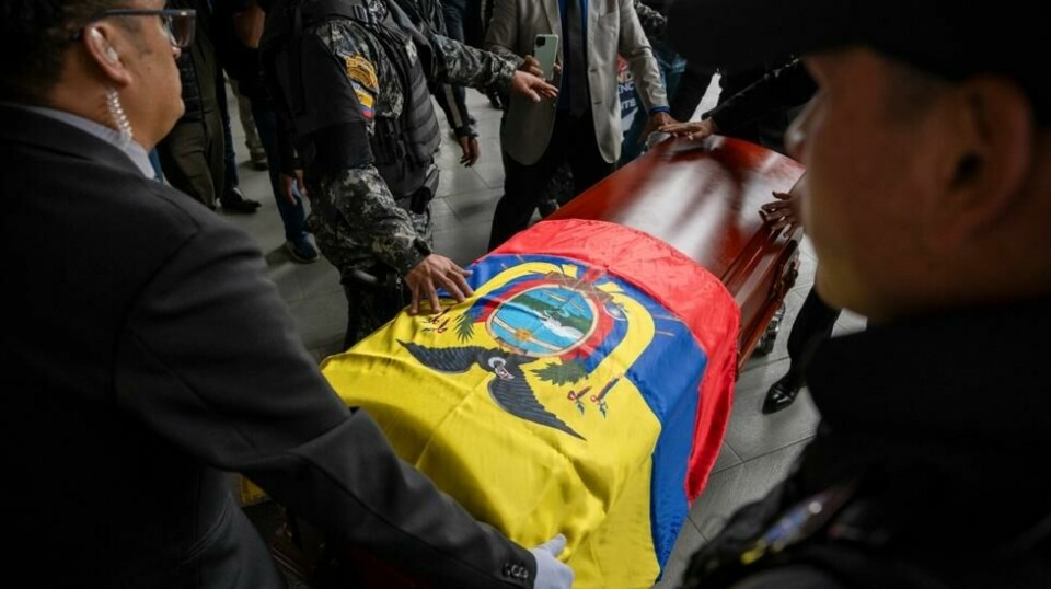 Kisten med den drepte presidentkandidaten Fernando Villavicencio ble fraktet til kirkegården Camposanto Monteolivo i Quito 11. august i fjor, etter at 59-åringen ble skutt og drept på avslutningen av et valgkampmøte. Fredag ble fem tiltalte i saken dømt. Foto: Carlos Noriega / AP / NTB