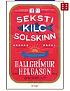 Bokomslag til romanen «Seksti kilo solskinn» med rød bakgrunn og blå fiskegrafikk.