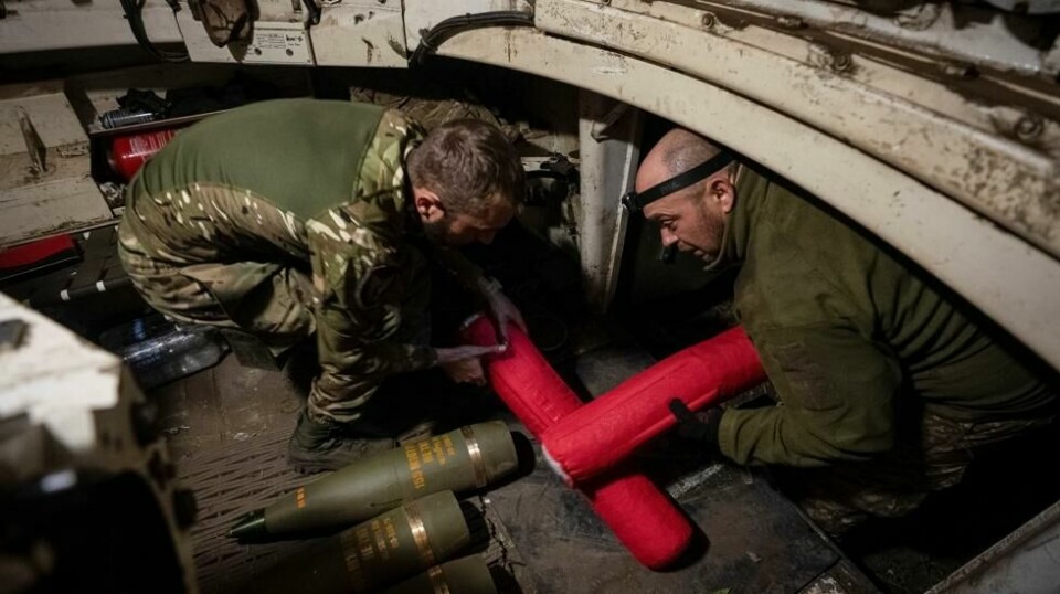 Ukrainske soldater laster granater i en M109 selvdrevet haubits før de skyter mot russiske tropper nær byen Vovchansk. REUTERS/Inna Varenytsia