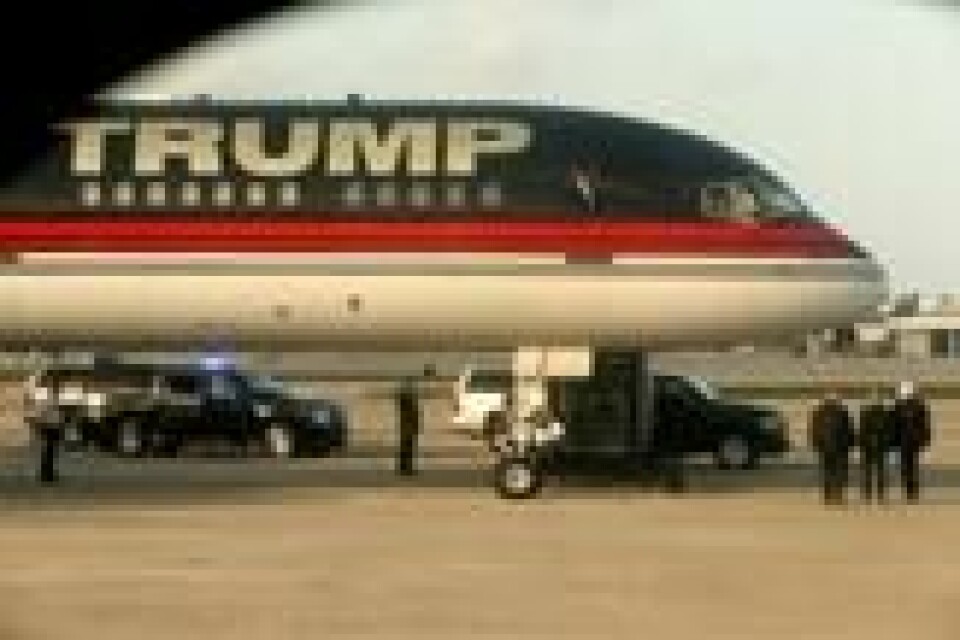 USAs nyvalgte president Donald Trump er en av verdens 330 rikeste mennesker, ifølge Forbes' 2016-oversikt. Her er han på vei til sitt private fly ved Palm Beach internasjonale flyplass i Florida etter julefeiringen. USAs nyvalgte president Donald Trump er en av verdens 330 rikeste mennesker, ifølge Forbes' 2016-oversikt. Her er han på vei til sitt private fly ved Palm Beach internasjonale flyplass i Florida etter julefeiringen. Foto: Jonathan Ernst / Reuters