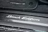 Innstegslist med «Black Edition»-tekst og Porsche-gulvmatte i bil. Dørterskler i sort børstet aluminium med logo er en tøff detalj.