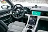 Porsche-interiør med digitalt instrumentpanel og berøringsskjermer i vinterlandskap. Førermiljøet er velkjent og på grensen til gammeldags, men det meste fungerer utmerket, ikke minst ratt og seter