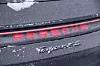 Bakluke med Porsche Taycan 4S-logo delvis dekket av snø. Porsche Taycan Black Edition kommer i flere versjoner, men lysende logo på hekken får du på dem alle.