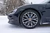 Forhjul på svart Porsche på snødekt vei om vinteren. På vinterføre holder det i massevis med stålskiver, men du kan oppgradere dem et hakk eller to for ekstrem kjøring i sommerhalvåret.