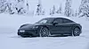 Mørk Porsche Taycan parkert i dyp snø foran snødekte trær om vinteren. Porsche Taycan begynner å få noen år på baken, men spesialmodellen Black Edition lyser opp i vintermørket.