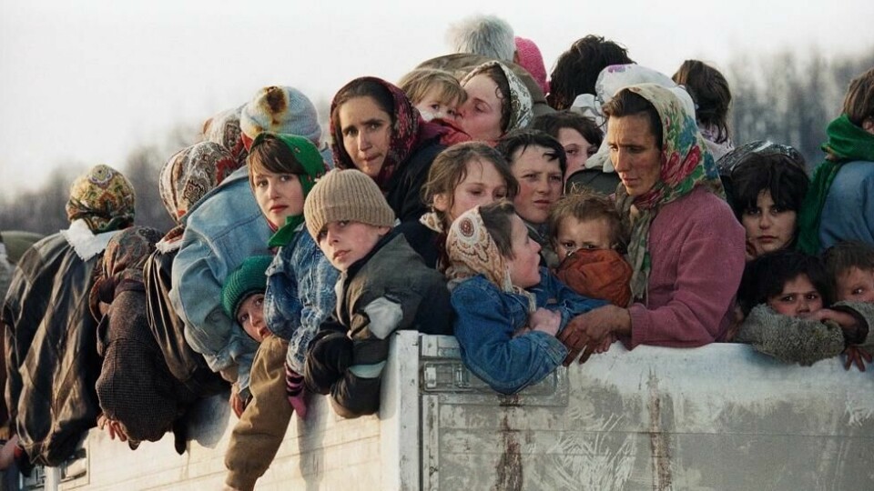 Bosniske flyktninger evakueres og passerer her utkanten av Sarajevo den 29. mars 1993. Bosniske flyktninger evakueres og passerer her utkanten av Sarajevo den 29. mars 1993. Foto: Michel Euler / AP