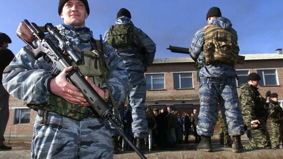 – Russiske militære enheter har gjennomført rekognosering på fastlands-Norge av paramilitært personell i sivil bekledning, sier en alliert forsvarskilde med tilgang til høyt graderte etterretningsrapporter. På bildet er tungt bevæpnede Spetsnaz-styrker i aksjon under tidligere utenriksminister Knut Vollebæks besøk i Tsjetsjenia i desember 1999. Foto: Lise Åserud, SCANPIX