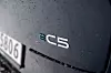 Nærbilde av C5-logo på våt bilbakluke med regndråper. Citroën C5 Aircross fås med forbrenningsmotorer i andre markeder. I Norge er det kun elbilen som gjelder.