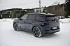 Nissan Ariya SUV står på snødekt vei i vinterlandskap. Citroën ë-C5 Aircross ruver godt. I bagasjerommet er det forøvrig god plass.