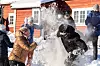 Flere personer har snøballkrig foran den røde, ubetjente DNT-hytten Lundastøl på Stord i Sunnhordaland i Vestland Fylke. Familie leker i dyp snø utenfor en rød utleiehytte på Lundastøl, et eksempel på rimelig og barnevennlig påskeferie i fjellet.