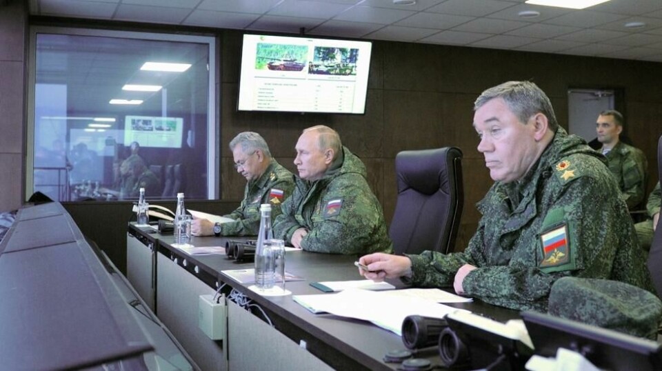 Russlands president Vladimir Putin (i midten) sammen med forsvarsminister Sergej Sjojgu (t.v.) og forsvarssjef Valerij Gerasimov (t.h.) på militærøvelsen Vostok tirsdag.