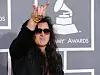 Yngwie Malmsteen gjør rocketegn foran en vegg med Grammy Awards-logo.