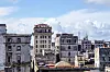 Utsikt over gamle bygårder i Havana under lys blå himmel
