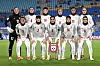 Irans kvinnelandslag i fotball poserer til lagfoto på banen i fullt spillertøy.