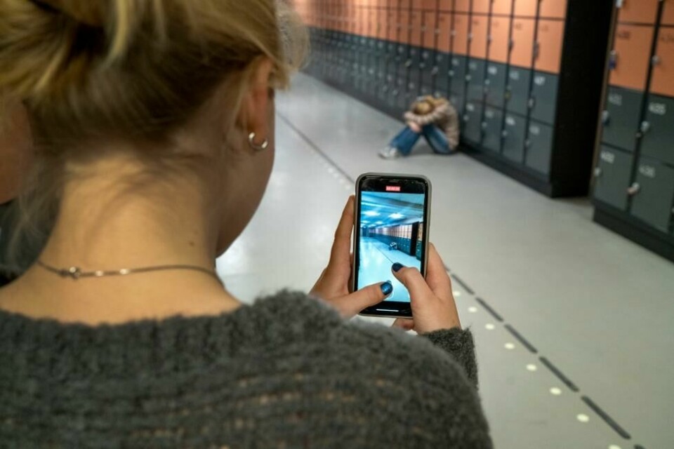 Mobilen bør holdes borte både i skoletimene og friminuttene på barne- og ungdomsskolen, mener Utdanningsdirektoratet i sin anbefaling. Mobilen bør holdes borte både i skoletimene og friminuttene på barne- og ungdomsskolen, mener Utdanningsdirektoratet i sin anbefaling. Foto: Gorm Kallestad / NTB