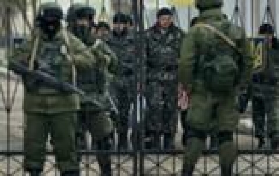 Pro-russisk milits holder vakt utenfor militærbasen i Perevalne på Krim-halvøya 20. mars 2014. I Bakgrunnen ukrainske soldater bak hovedporten. Ifølge Forsvaret operative hovedkvarter må russernes økte aktiviteter i nordområdene sees i lys av det som skjedde på Krim. Pro-russisk milits holder vakt utenfor militærbasen i Perevalne på Krim-halvøya 20. mars 2014. I Bakgrunnen ukrainske soldater bak hovedporten. Ifølge Forsvaret operative hovedkvarter må russernes økte aktiviteter i nordområdene sees i lys av det som skjedde på Krim. Foto: Vadim Ghirda / AP