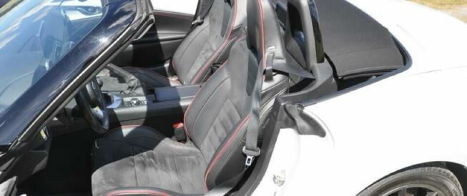 Sportssetene er et must i MX-5. Tøffe å se på – og gode å sitte i. Sportssetene er et must i MX-5. Tøffe å se på – og gode å sitte i.