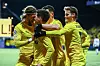 Bodø/Glimt-spillere i gule drakter samles og jubler etter scoring på Aspmyra stadion.