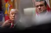 Donald Trump og en forsvarstjenestemann sitter ved et bord under et møte i Det hvite hus.