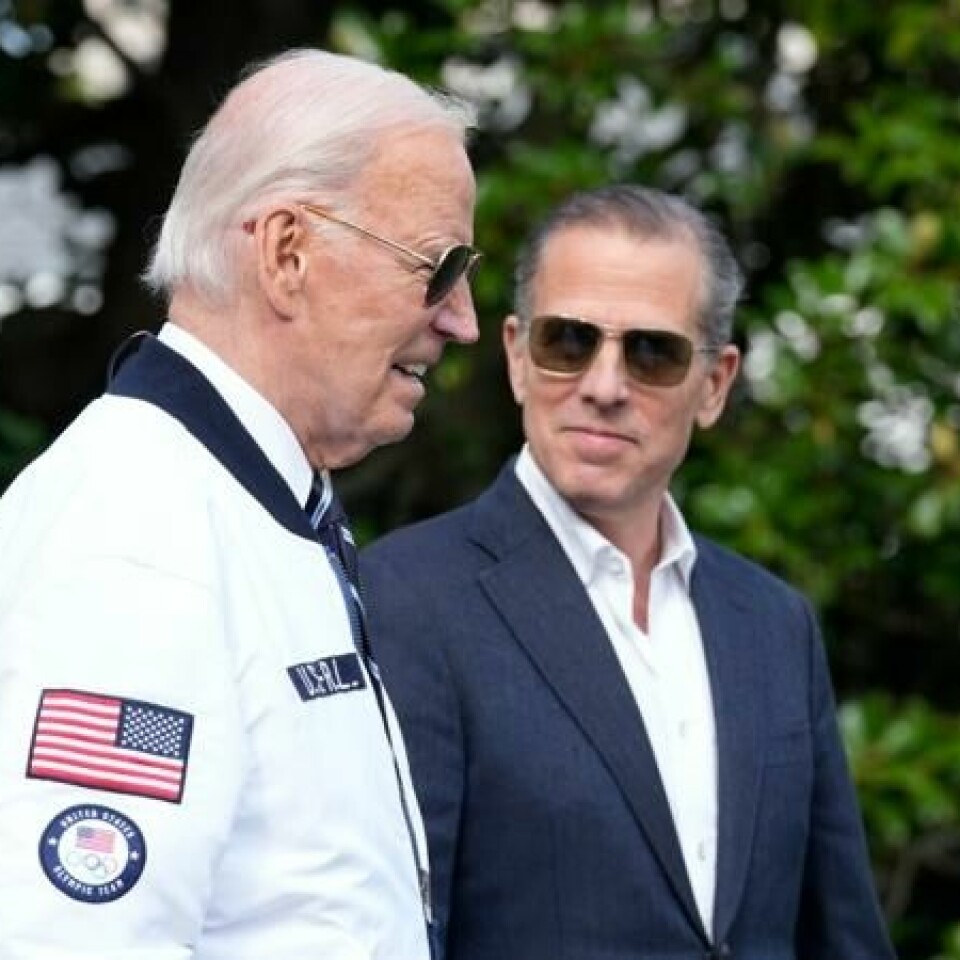 President Joe Biden (til venstre) og sønnen Hunter Biden (til høyre). En FBI-informant er nå dømt til seks års fengsel for å ha fabrikkert påstander om bestikkelser