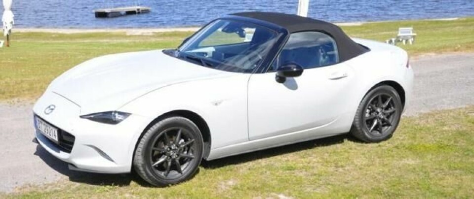 Vanlige MX-5 ser best ut når taket er nede, mens RF-utgaven er like tøff uansett hva en måtte finne på. Vanlige MX-5 ser best ut når taket er nede, mens RF-utgaven er like tøff uansett hva en måtte finne på.