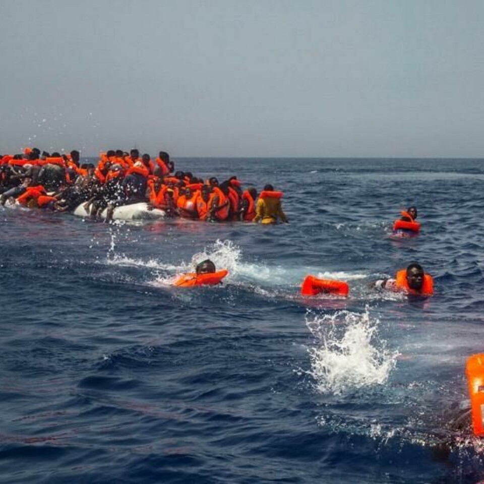 Dette bildet av afrikanere på flukt over Middelhavet er tatt utenfor byen Sabrata i Libya søndag 23 juli. Da var flyktningstrømmen på sitt sterkeste.