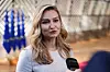 Ebba Busch snakker til pressen foran EU-flagg inne i en bygning.