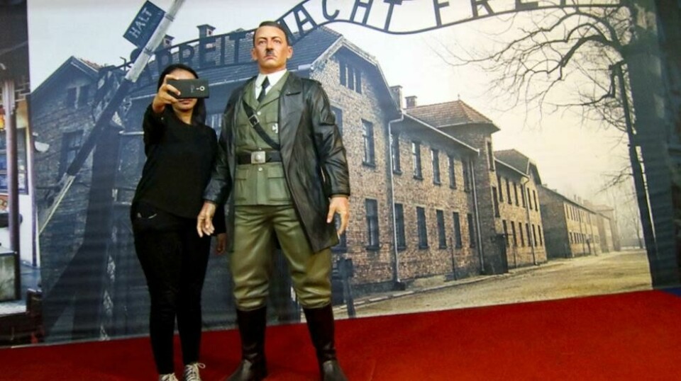 Et voksdukkemuseum i Indonesia har nå forbudt besøkende å ta selfies med nazi-diktatoren Adolf Hitler foran inngangsporten til konsentrasjonsleiren Auschwitz.