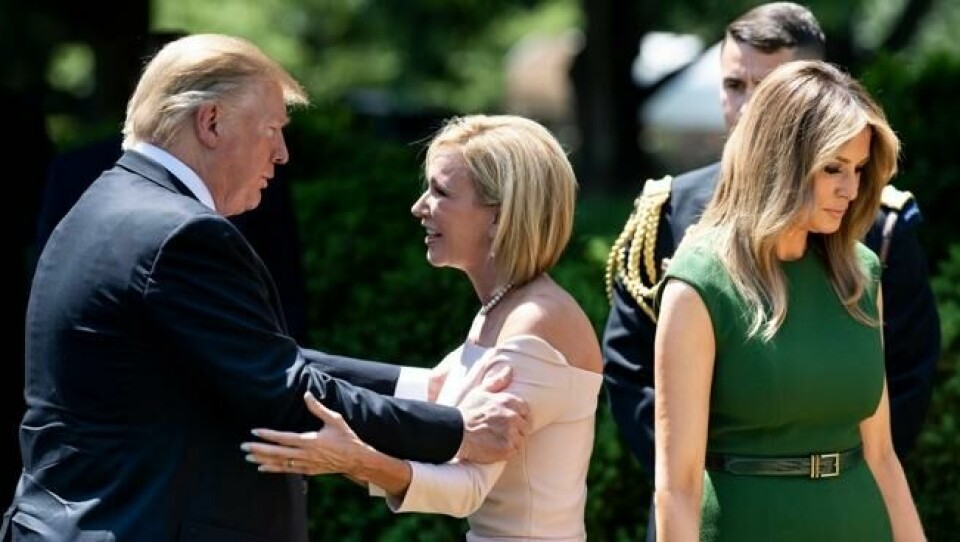 NÆRE VENNER: Donald Trump og Paula White snakker sammen i mai 2019 under et arrangement i Rosehagen foran Det hvite hus. Førstedame Melania til høyre. NÆRE VENNER: Donald Trump og Paula White snakker sammen i mai 2019 under et arrangement i Rosehagen foran Det hvite hus. Førstedame Melania til høyre. Foto: Brendan Smialowski / AFP